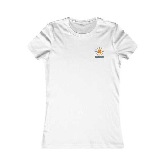 Women's Beach Tee — "Diwrnod Arall O Haul" Retro Palm Sun Graphic