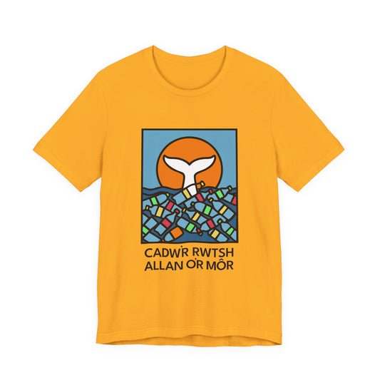 Environmental T‑Shirt - 'Cadw'r Rwtsh Allan o'r Môr'